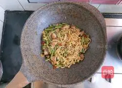 Illustration of how to make braised beans and noodles 14