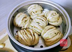 Illustration of how to make green onion rolls 30