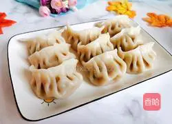 Illustration of how to make dumplings stuffed with celery and pork 1