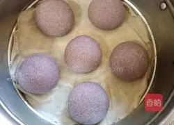 Illustration of how to make milk-flavored black rice steamed buns 10