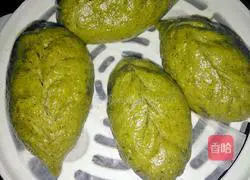 Illustration of how to make green leaf bean paste buns 17