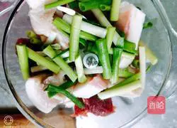 Illustration of how to make steamed dumplings with winter melon and meat filling 6