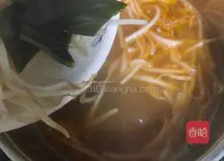 Illustration of how to stretch noodles 9