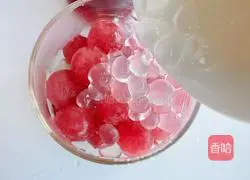 Illustration of how to make cranberry lotus mist ice drink 4