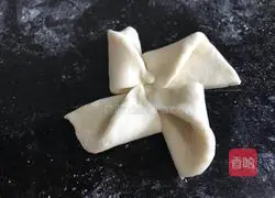 Illustration of how to make windmill steamed buns 12