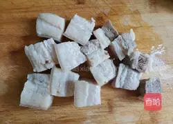 Illustration of how to cook pork belly and braised baby potatoes 4