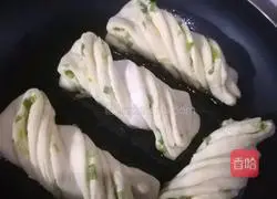 Illustration of how to make fried rolls 18