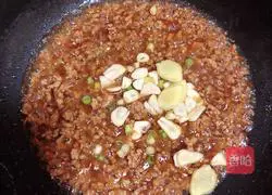 Double eggplant meat minced noodles (10 minutes quick braised noodles) Recipe illustration 7