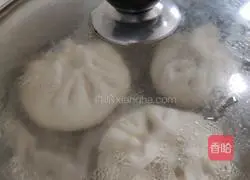 Illustration of how to make steamed buns with leek and egg filling 5
