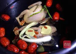 Illustration of how to make red dates, wolfberry and pigeon soup 6