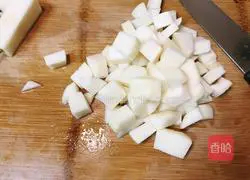 Illustration of how to make peach gum stewed with snow pear 4