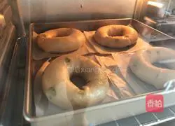 Illustration of how to make pistachio alkaline bagels 10