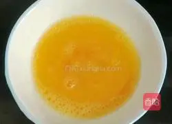 Illustration of how to make luffa, mushroom and egg drop soup 4