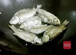 Illustration of how to make crucian carp soup 4