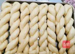 Illustration of how to make coconut and honey milky soft twist 3