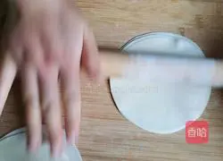 Illustration of how to make dumpling skin version of leek and egg pie 7