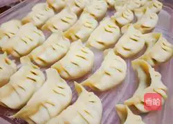 Illustration of how to make vegetarian dumplings with three fresh fillings 9