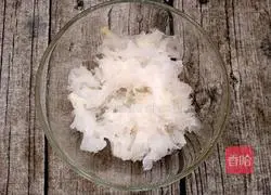 Illustration of how to make lotus seed lily and tremella sugar water 3