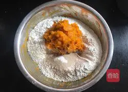 Illustration of how to make fluffy and soft pumpkin steamed buns without adding water 1