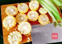 Illustration of how to make corn, red dates, winter melon and fish soup 8