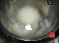 Illustration of how to make cabbage, carrot and fresh meat buns 2