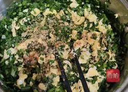 Illustration of how to make steamed stuffed buns with chives and eggs 4