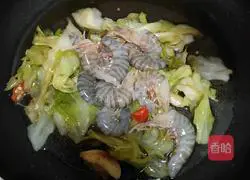 Illustration of how to stir-fry vermicelli with shrimps 3