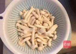 How to make loofah, mushroom and egg soup Illustration 5