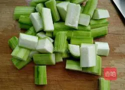 Illustration of how to make duck blood and loofah soup 3