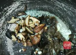 Illustration of how to make shrimp and mushroom soup 7