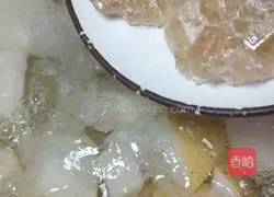 Illustration of how to make horseshoe snow pear and red date soup 7