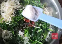 Illustration of how to make coriander noodles 6