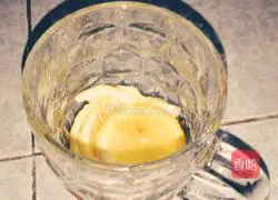 Illustration of how to make lemon honey sparkling water 1