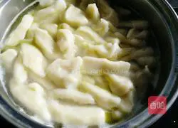 Illustration of making sour soup scissor noodles 10