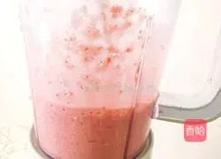 Strawberry Illustration of how to make milkshake 8