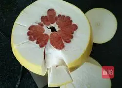 Illustration of how to make red heart honey pomelo juice 2
