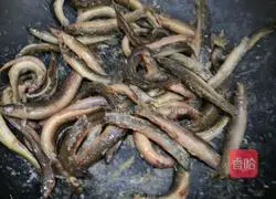 Illustration of how to make wolfberry loach soup 3