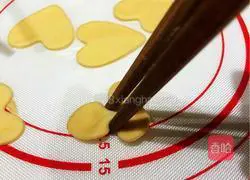 Illustration of how to make handmade butterfly noodles 9