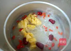 Illustration of how to make pineapple and white fungus soup 7