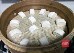 Illustration of how to cut small steamed buns with milk-flavored knife 11