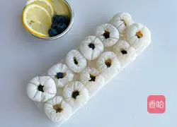  Illustration of how to make lychee and blueberry sparkling drink 4