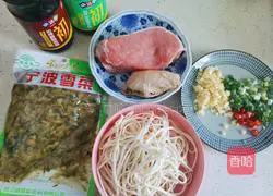 Illustration of how to make shredded pork noodles with pickled vegetables 1