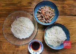 Illustration of how to make poached egg chicken shredded shrimp roe noodles 8