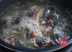 Illustration of how to make coconut black chicken soup without adding a drop of water 10