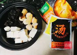 Illustration of how to make fish balls and tofu in golden soup 1