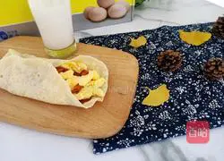 Illustration of how to make bacon and egg burritos 17