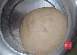 Illustration of how to make pineapple and yellow peach fruit pizza 1