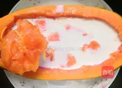 Illustration of how to make peach gum stewed papaya 9