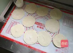 Illustration of how to make big meat buns with green radish 14