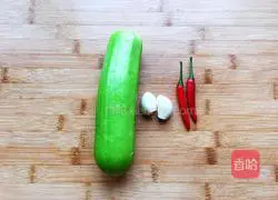 Illustration of how to make shredded zucchini 1